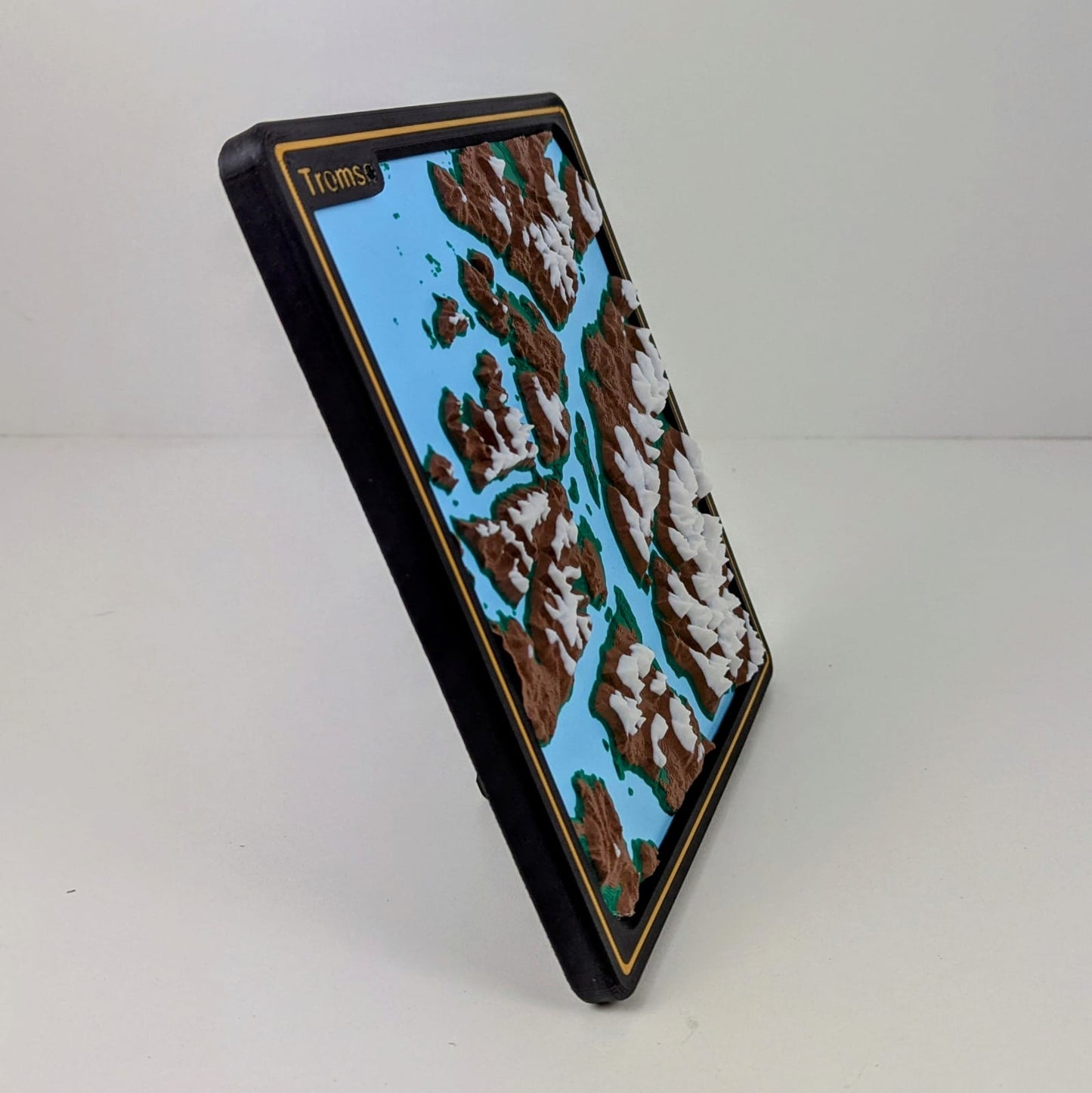 vue de coté d'une carte en relief 3d souvenir de Tromso