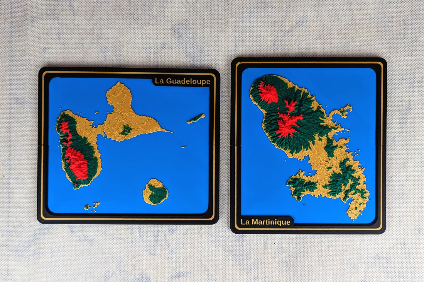 carte en relief de la Martinique et de la Guadeloupe personnalisable pour souvenir détaillé de la topologie des petites Antilles vue de haut