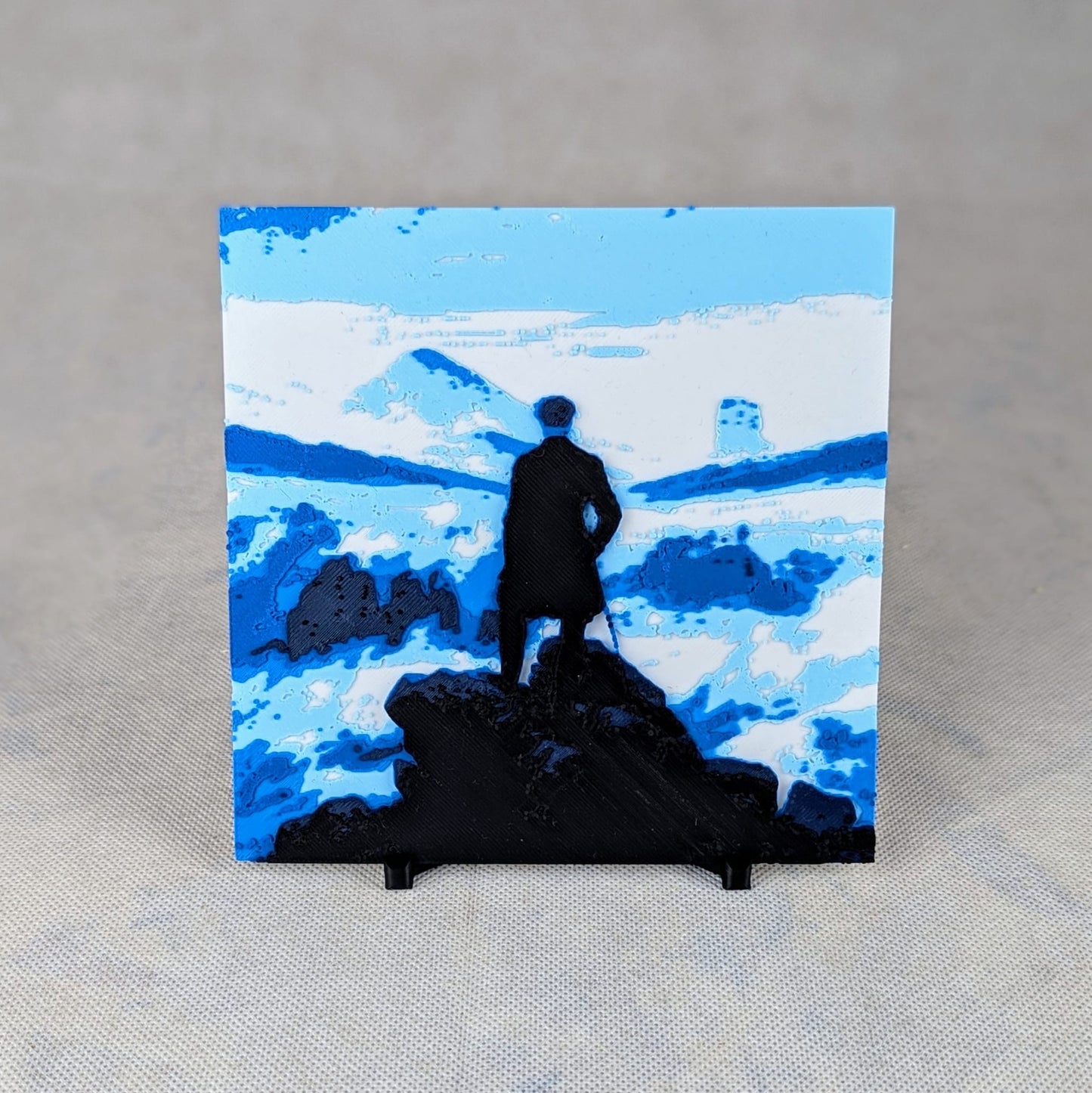 Le Voyageur contemplant une mer de nuages de Caspar David Friedrich en couleur bleu et en relief premier plan