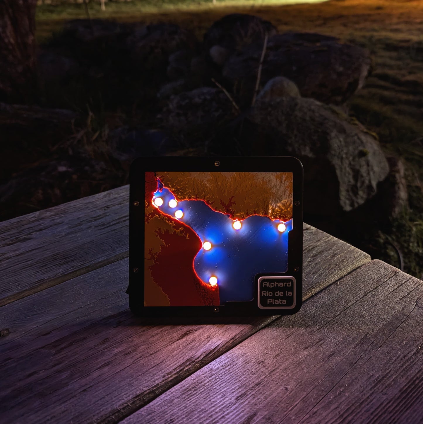 Photo de nuit de d'une carte du Rio de la Plata avec phares en Leds