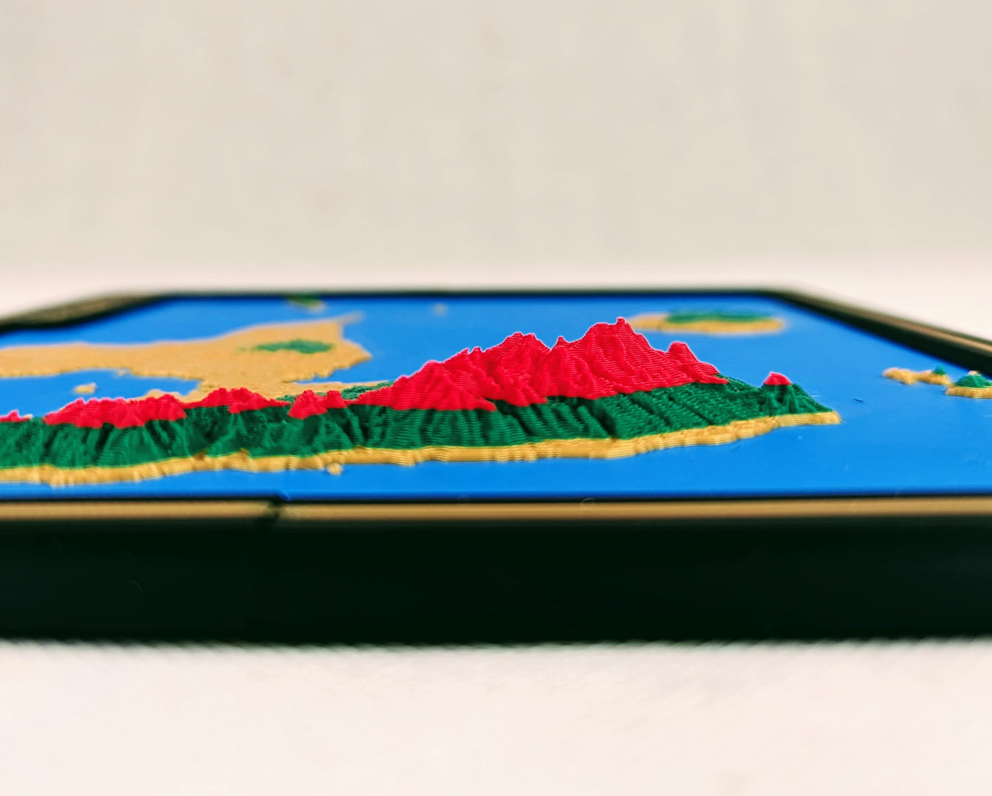 Carte souvenirs détaillée et précise de la géographie et de la topologie de l'ile de la Guadeloupe vue de profil en relief 3D