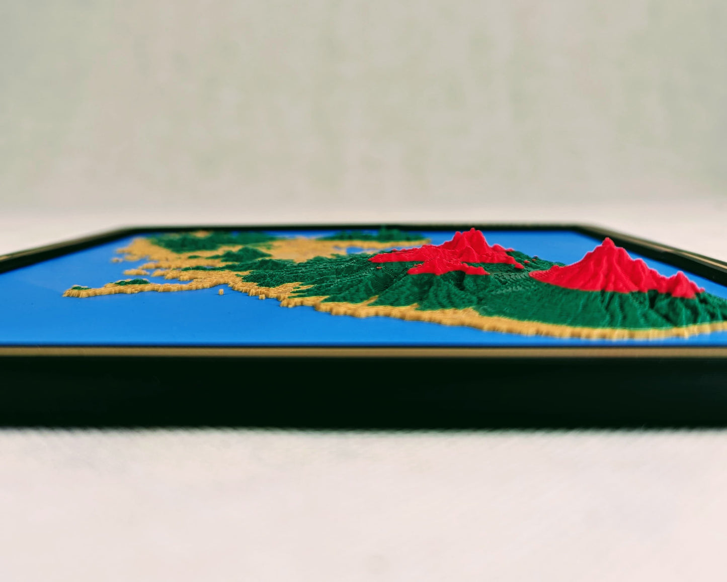 Carte souvenirs détaillée et précise de la géographie et de la topologie de l'ile de la Martinique vue de profil en relief 3D