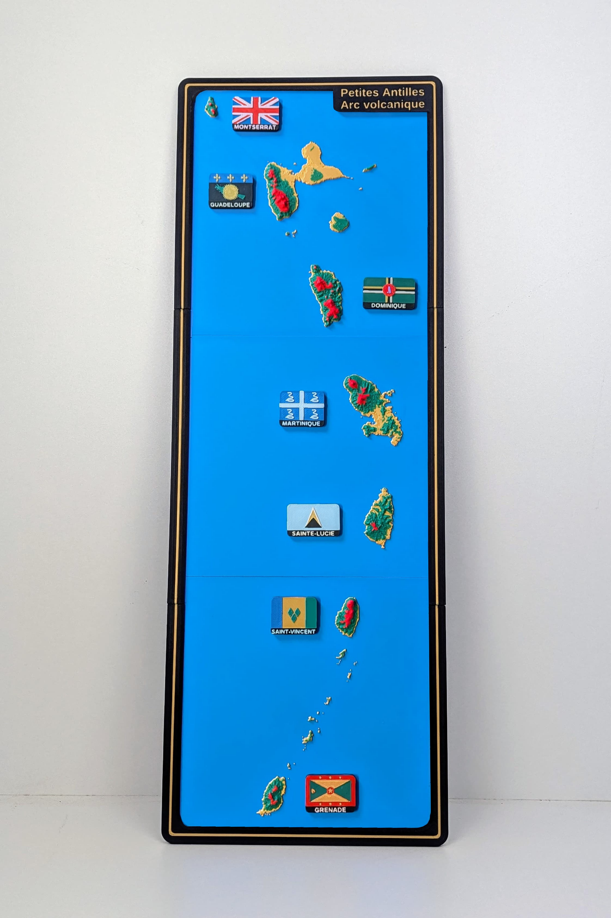 Carte des Petites Antilles : Montserrat, Guadeloupe, Marie Galante, La Désirade, Les iles Saintes, La Dominique, La Martinique, Sainte Lucie, Saint Vincent Les Grenadines et Grenade avec leurs drapeaux, impression 3d topographique et relief