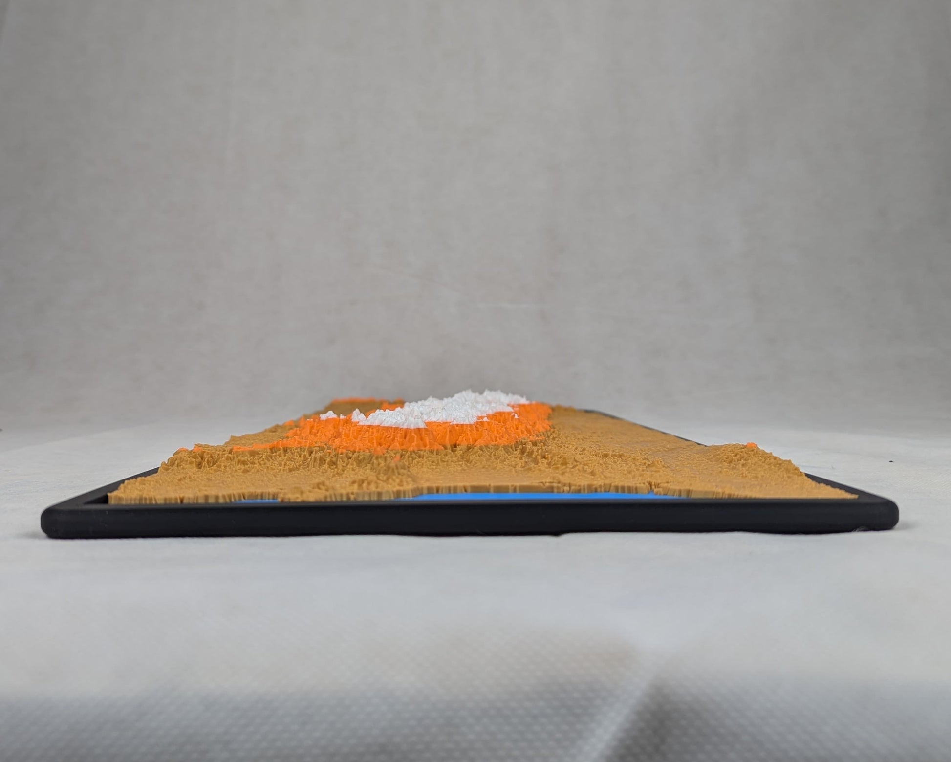 Vu de coté des Pyrénées en Or Orange Blanc et Bleu cyan 