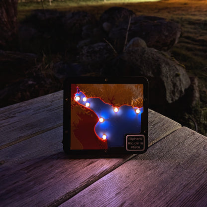 Photo de nuit de d'une carte du Rio de la Plata avec phares en Leds